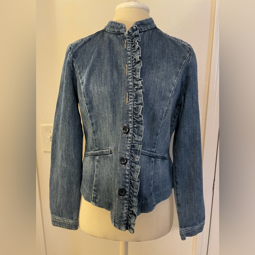 🤍 denim fitted jacket with ruffle on the front🤍